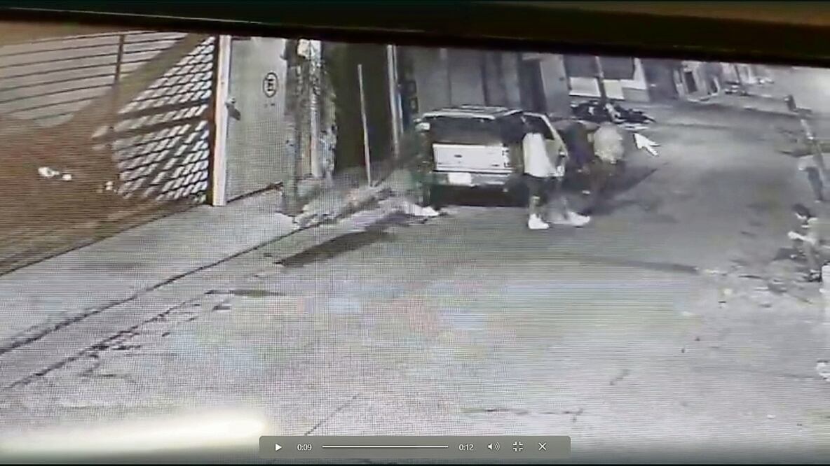 Videos de vigilancia muestran a cuatro hombres entrar al domicilio de la masacre. Foto: Especial