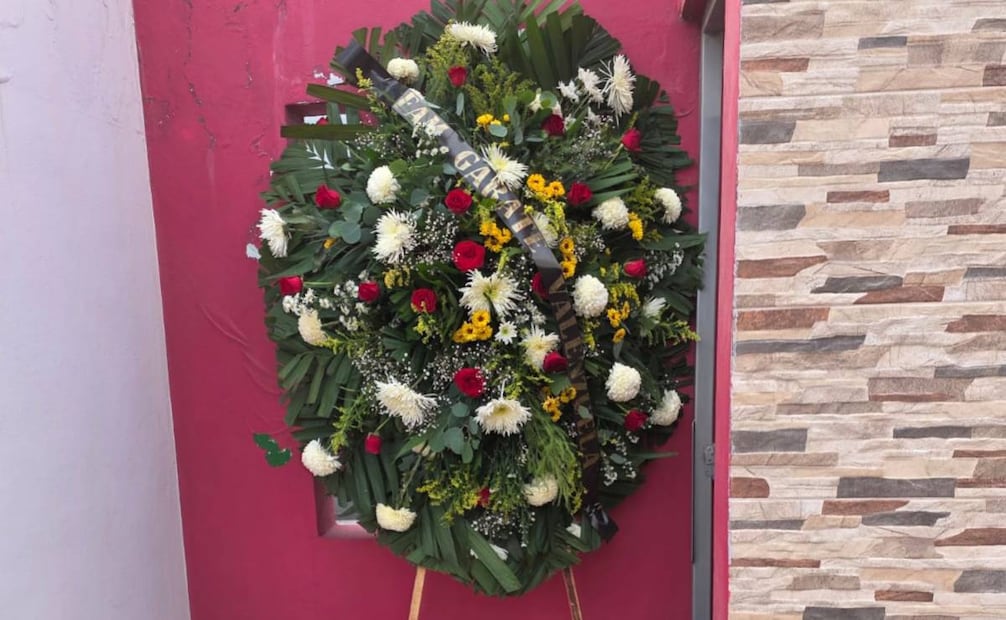 Dejan corona fúnebre frente a casa de diputada del PRI en Sinaloa; Fiscalía investiga el hecho.
Foto: Especial.