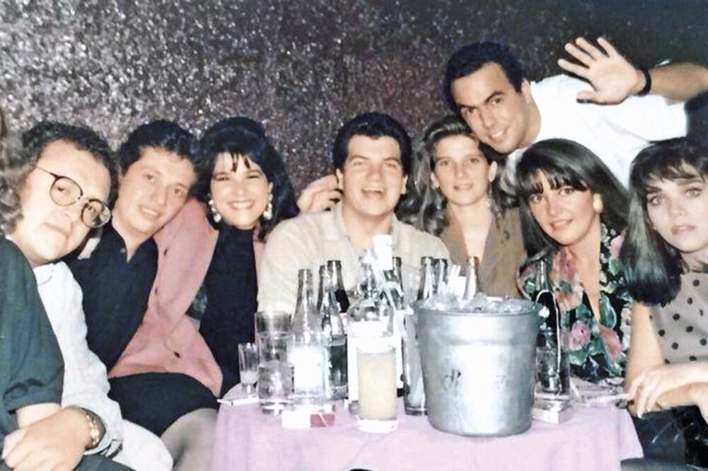 El joven Iñárritu (de playera blanca) en la época en que trabajó para W Radio (ARCHIVO EL UNIVERSAL)