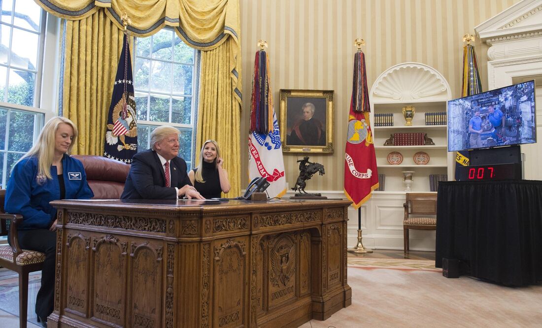 El presidente de los EU, Donald Trump, su hija Ivanka Trump, y la astronauta de la NASA Kate Rubins, felicitan durante una videoconferencia a la astronauta estadounidense Peggy Whitson (Foto: EFE)