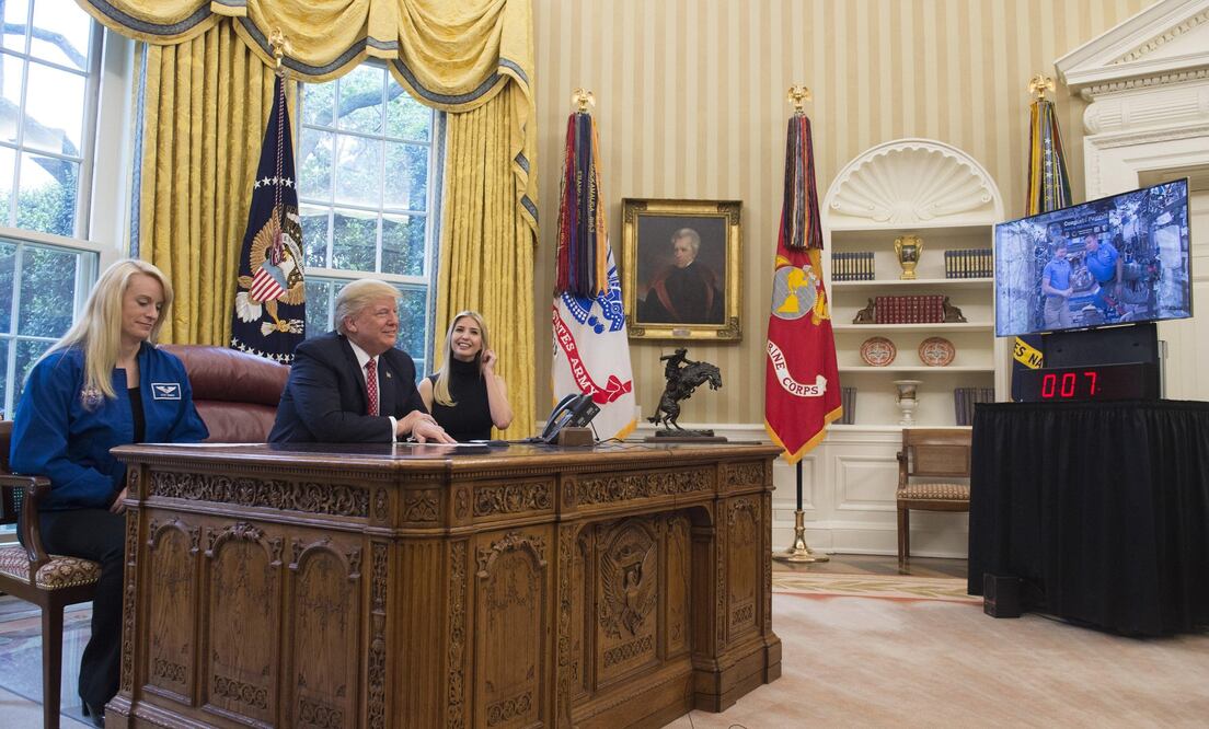 El presidente de los EU, Donald Trump, su hija Ivanka Trump, y la astronauta de la NASA Kate Rubins, felicitan durante una videoconferencia a la astronauta estadounidense Peggy Whitson (Foto: EFE)