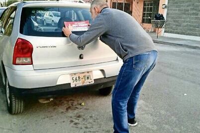 "Yo también soy prieto", la respuesta en calcomanías a Ochoa Reza