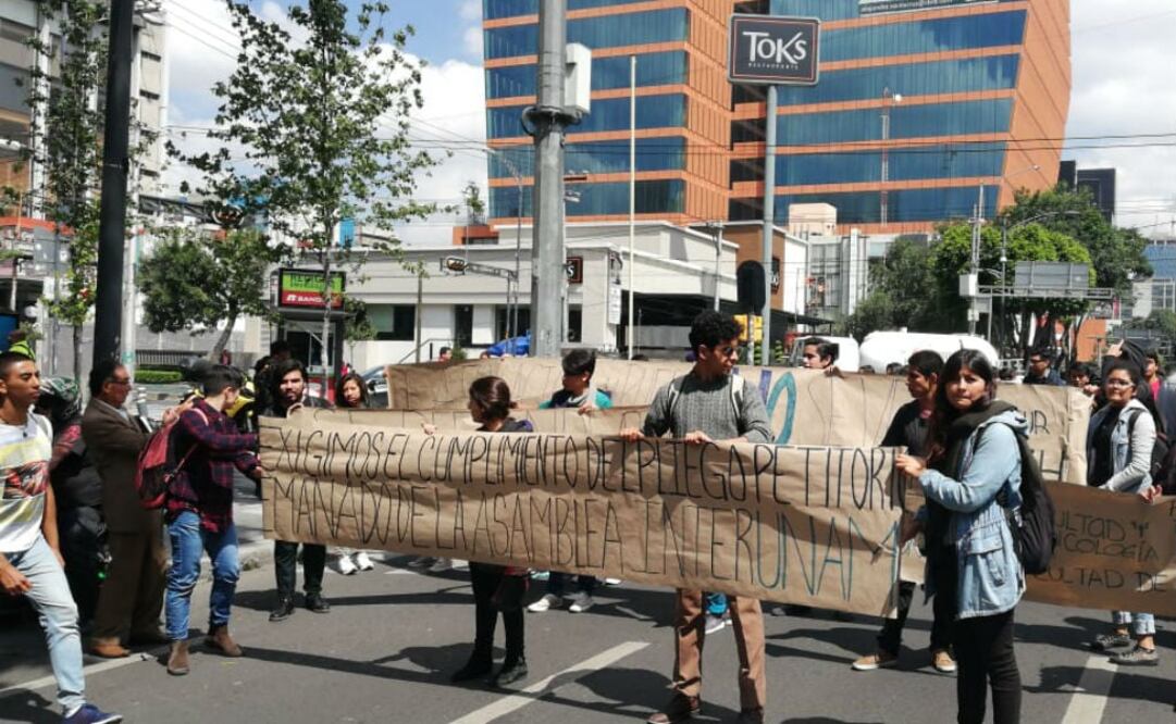 Alumnos de las facultades de Economía, Ciencias Políticas, Filosofía y Letras, e Ingeniería leerán el pliego petitorio que se generó en la Asamblea InterUNAM. FOTO: ESPECIAL