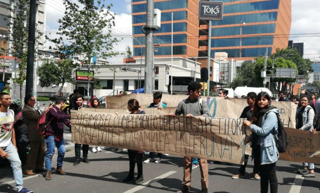 Alumnos de las facultades de Economía, Ciencias Políticas, Filosofía y Letras, e Ingeniería leerán el pliego petitorio que se generó en la Asamblea InterUNAM. FOTO: ESPECIAL