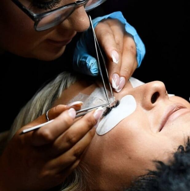 Mujer casi pierde la vista después de aplicarse extensiones de pestañas