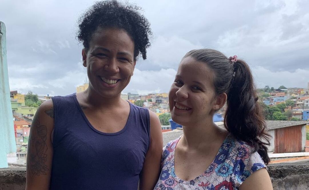 Danie Sampaio (izquierda) ayuda a madres jóvenes como Vitória durante el embarazo y en el cuidado del bebé en Brasil (Foto: BBC)