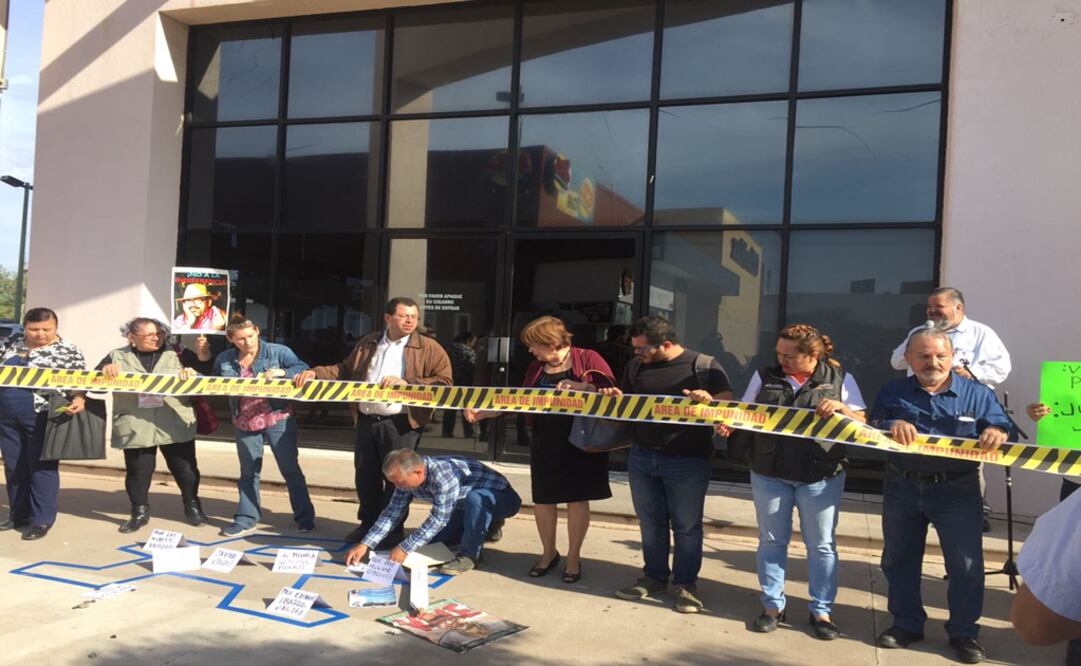 Activistas y comunicados exigen justicia para Javier Valdez frente a la Fiscalía Estatal. Foto: Especial