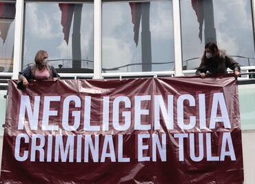 Xóchitl Gálvez y Kenia López cuelgan manta en Senado; exigen renuncia de Zoé Robledo