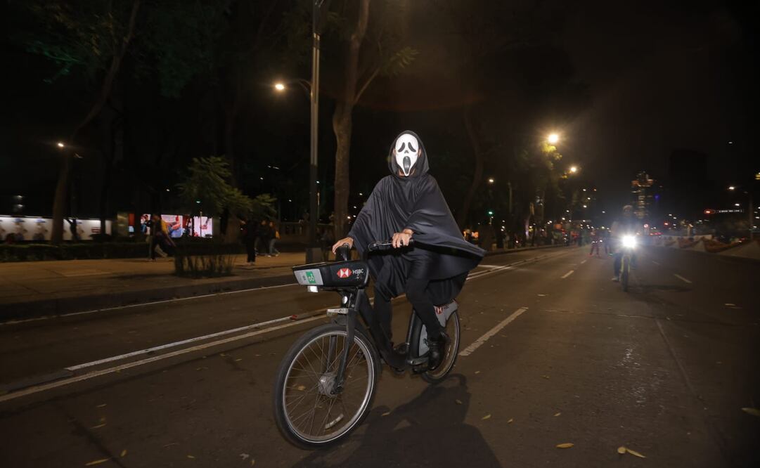 Este sábado 26 de octubre se realiza la esperada rodada nocturna de Día de Muertos sobre el Paseo de la Reforma (26/10/2024). Fotos: Gabriel Pano/EL UNIVERSAL