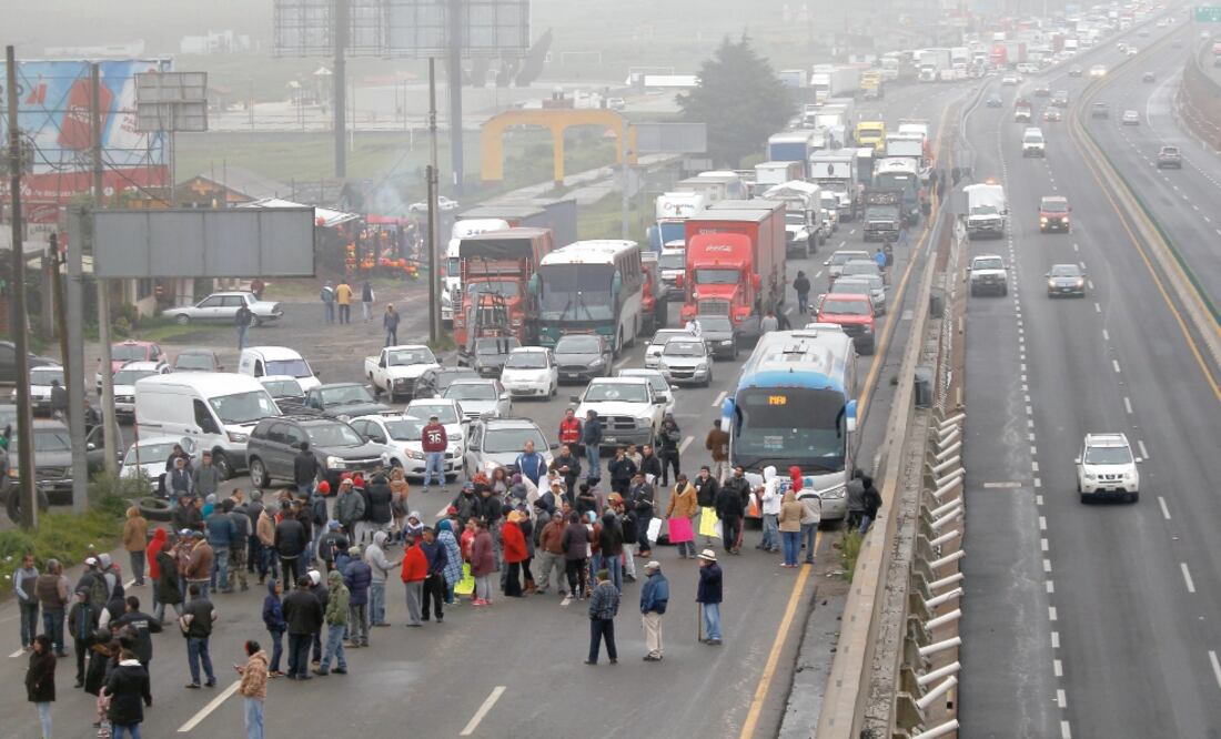 Los manifestantes denunciaron que el operativo de la fiscalía mexiquense, que derivó en la detención de seis hombres y dos mujeres, se realizó sin ordenes de cateo o aprehensión. (JORGE ALVARADO. EL UNIVERSAL)