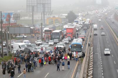 Colapsan autopista a Toluca por arresto de 8
