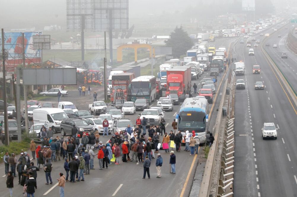 Los manifestantes denunciaron que el operativo de la fiscalía mexiquense, que derivó en la detención de seis hombres y dos mujeres, se realizó sin ordenes de cateo o aprehensión. (JORGE ALVARADO. EL UNIVERSAL)