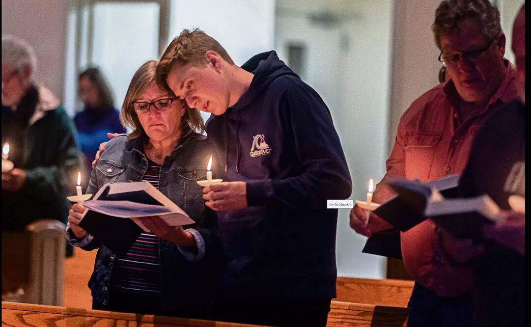 Asistentes a una vigilia en la Iglesia Episcopal de St. Thomas por los muertos en el tiroteo en un Walmart, en Chesapeake.Foto:Nathan Howard/ AFP