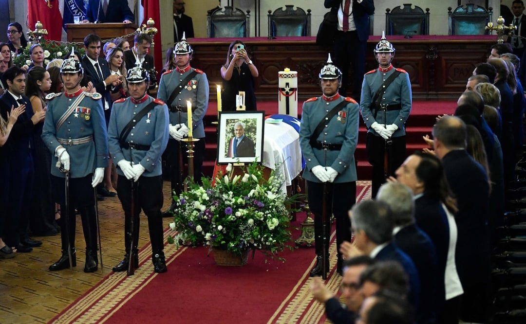 La ceremonia cerrará con una simbólica "guardia de honor" encabezada por el presidente Gabriel Boric y los expresidentes Michelle Bachelet y Eduardo Frei, quienes escoltarán durante unos minutos el féretro de Piñera. Foto: AFP
