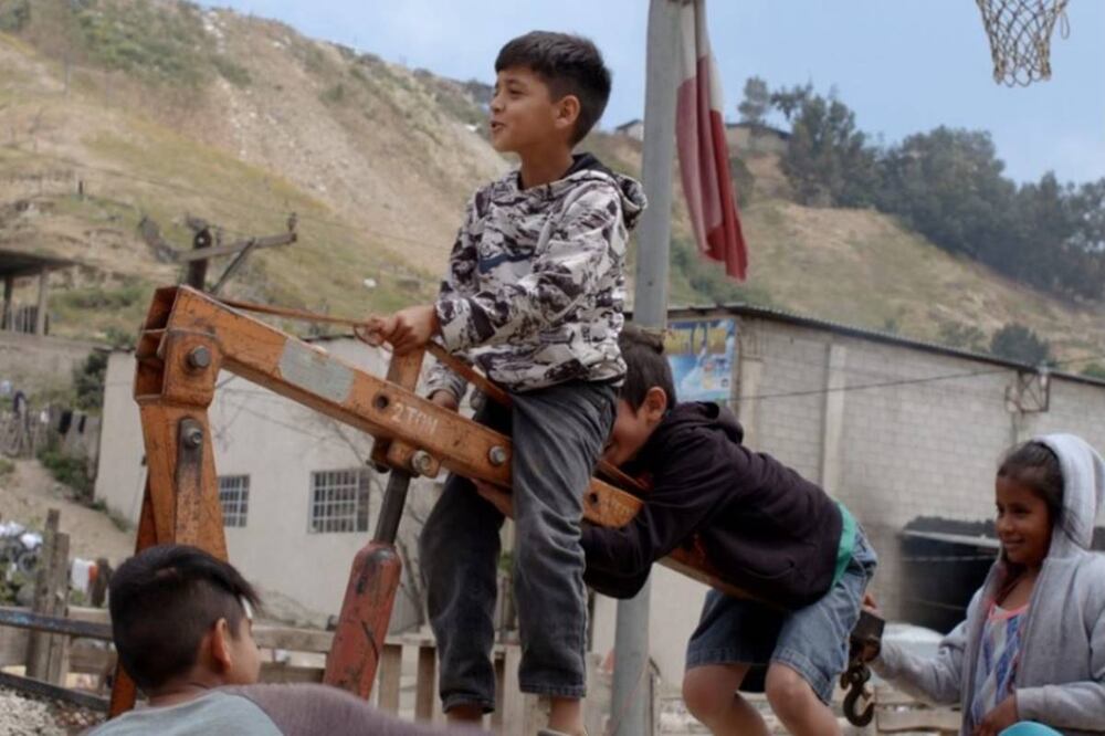 Los niños que viven esperando cruzar la frontera 