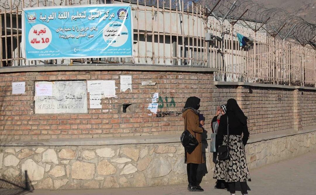 Mujeres afuera de la Universidad de Kabul Foto: EFE