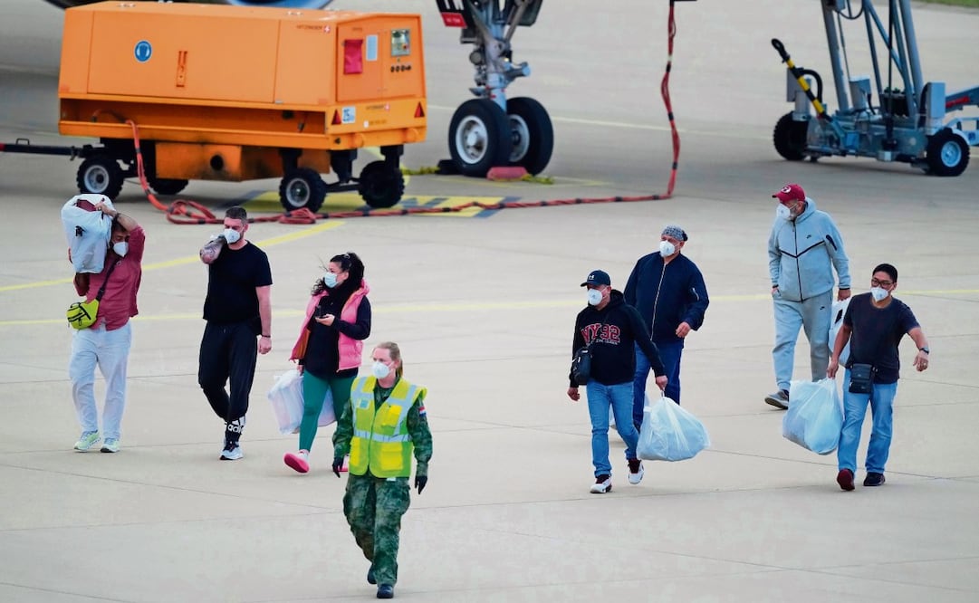 Los viajeros fueron evacuados del crucero, que atracó en las Islas Canarias,
portando cubrebocas para ser llevados a sus lugares de origen. Foto: Peter Dejong/AP