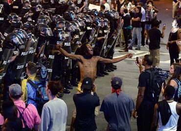 Muere el hombre herido de bala durante protestas en Charlotte