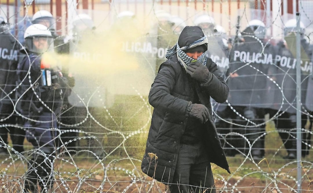 Un militar polaco rocía gas lacrimógeno durante los enfrentamientos entre migrantes y guardias en la frontera entre Bielorrusia y Polonia, cerca de Grodno. Foto: Leonid Shcheglov. AP