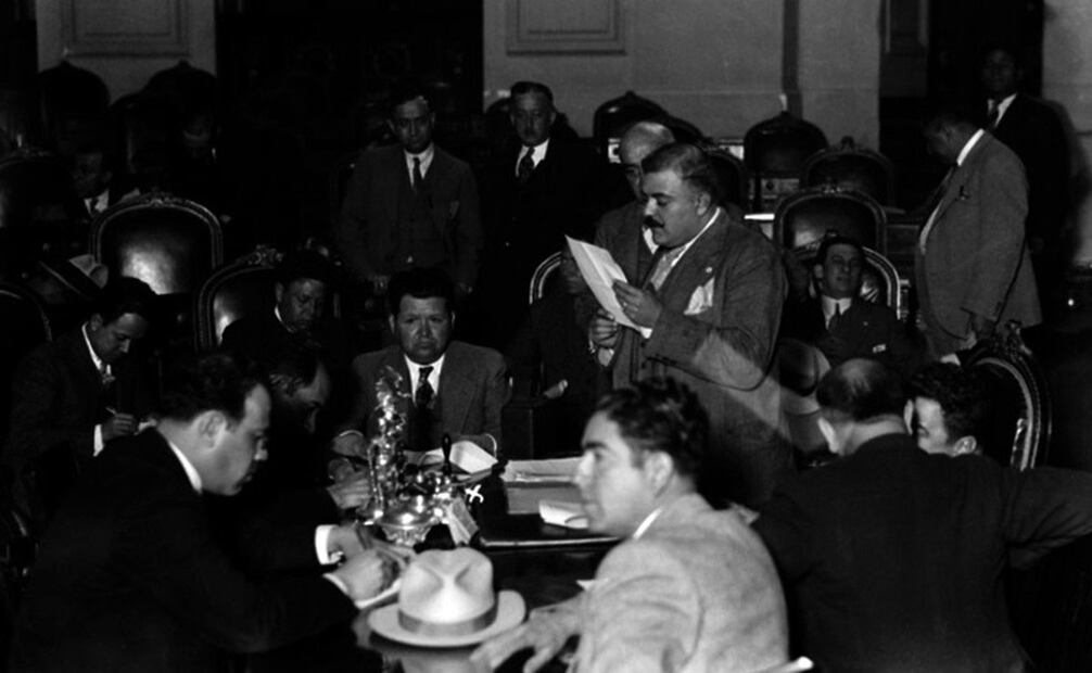 Miembros de la Cámara de Diputados acompañados por el licenciado Galván, taquígrafo de la Cámara, década de 1930. Foto: Mediateca INAH/ Especial.
