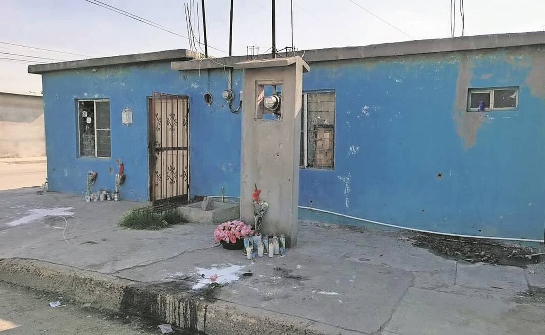 Vecinos de la colonia Manuel Cavazos Lerma, en Nuevo Laredo, colocaron veladoras en el lugar donde cinco jóvenes fueron asesinados. Foto: Especial