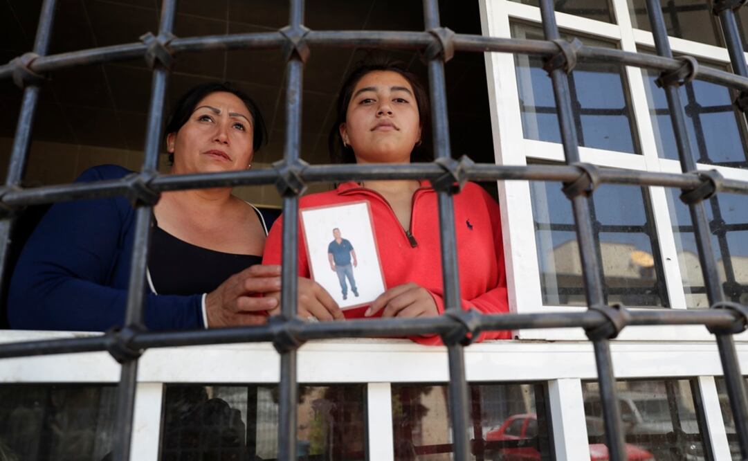 María Edith Gómez Pérez y su hija, Rebeca, muestran en su domicilio de Ixtapaluca, Estado de México, una fotografía de Roberto Felipe Luna, quien fue detenido, aseguran, dentro de la casa, acusado de pertenecer a “La Unión Tepito”. Foto: IVÁN STEPHENS