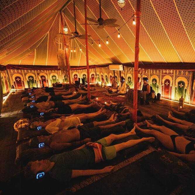 El evento, que combina arte, música, talleres de meditación, crecimiento personal y bienestar, tuvo lugar en un ambiente que incluyó fiestas en la playa con música de DJ. Fotos: Tomadas de Facebook