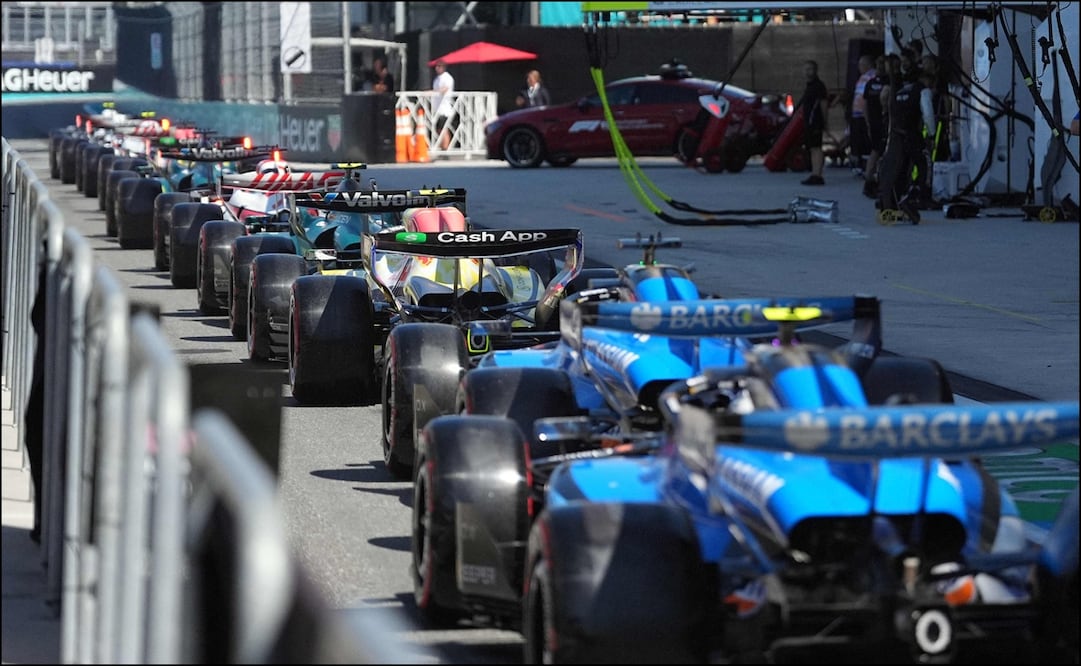 Los monoplazas se alinean previo a la calificación del Gran Premio de Miami. FOTO: AP