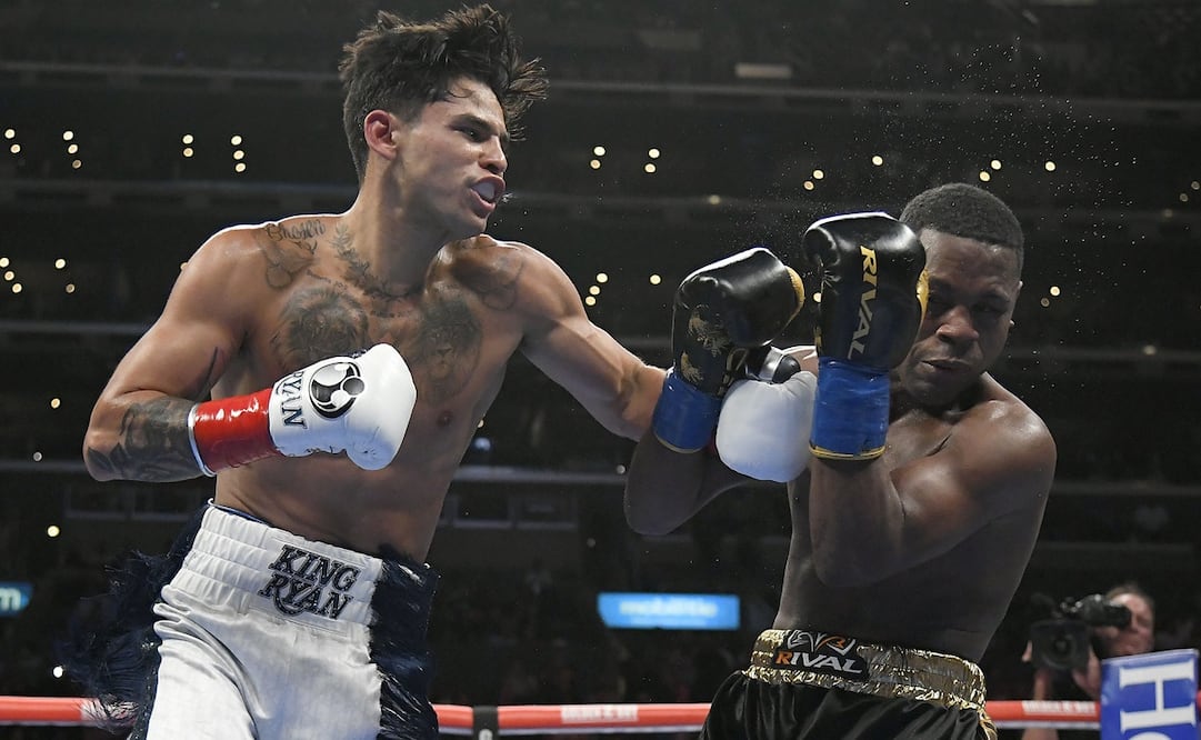 Ryan García con un gancho de izquierda a Javier Fortuna - FOTO: AFP