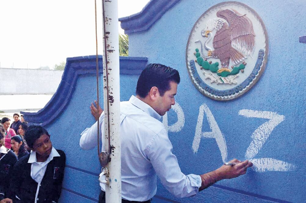 El alcalde de Quecholac, Néstor Camarillo, asegura que la delincuencia se combate invirtiendo en enseñanza educativa (ARCHIVO. EL UNIVERSAL)