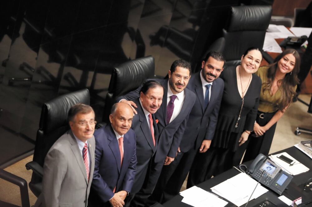 Legisladores de todos los partidos acompañaron al Licencido Juan Francisco Ealy Ortiz en la entrega del reconocimiento. Foto: BERENICE FREGOSO. EL UNIVERSAL