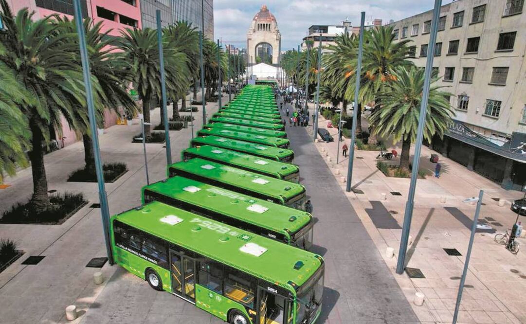 El banderazo de salida de las nuevas unidades de la RTP se hizo en las inmediaciones del Monumento a la Revolución. Las unidades tuvieron un costo de 4 millones 81 mil pesos cada una. Foto: Especial