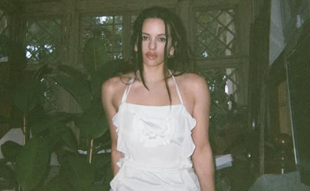 El nuevo disco de Rosalía se llama "Lux". El álbum bebe del misticismo feminino y obras de autoras como Simone Weil o Chris Kraus, así como de monjas poetisas, teoría feminista y hagiografías, obras biográficas sobre los santos.