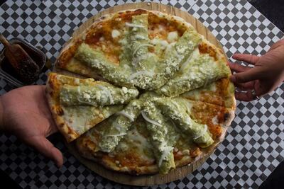 Crean pizza de enchiladas y se vuelve viral en redes sociales 