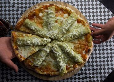 Crean pizza de enchiladas y se vuelve viral en redes sociales