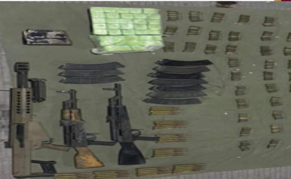 Fuerzas federales aseguran armas de fuego en Escuinapa, Sinaloa; descubren campamento improvisado usado por grupos delictivos.
Foto: Especial.