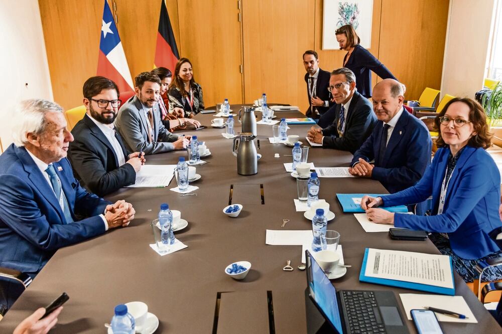 El presidente chileno, Gabriel Boric (segundo a la izq.), con el canciller alemán, Olaf Scholz (enfrente), ayer en Bruselas. Foto: EFE