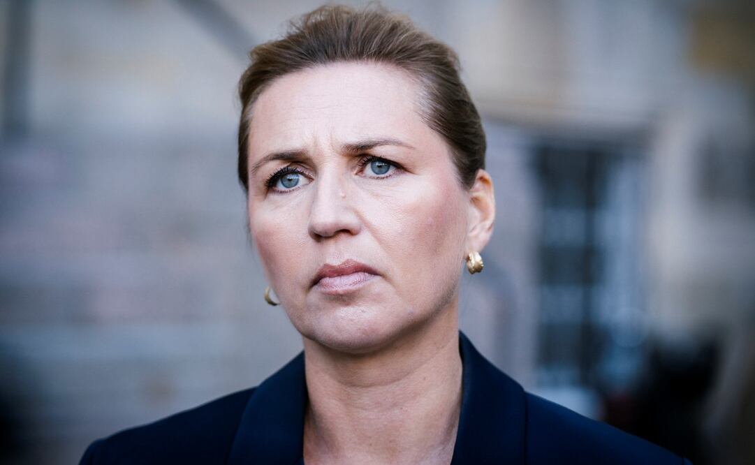 La primera ministra Mette Frederiksen saluda en la entrada del Palacio de Christiansborg y comenta sobre la actividad de drones en el Aeropuerto de Copenhague, en Copenhague, Dinamarca, el 23 de septiembre de 2025. Se avistaron drones cerca del Aeropuerto de Copenhague la noche del 22 de septiembre, y el espacio aéreo sobre Copenhague estuvo cerrado durante cuatro horas la noche anterior al 23 de septiembre. Foto: EFE