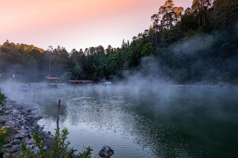 Aquí puedes nadar en un cráter de un volcán si visitas Michoacán. Foto: Facebook Los Azufres Spa Natural