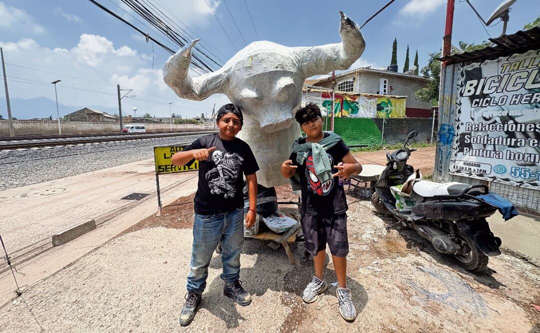 Alberto Hernández y Alexis Martínez, de 11 años de edad, recaudaron fondos entre la población de Teyahualco para elaborar el torito. Foto: Arturo Contreras / EL UNIVERSAL