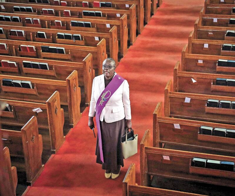 La reverenda Janet Cox, de la Iglesia Metodista de San Pablo en Brooklyn, Nueva York, durante el servicio religioso a puerta cerrada. Foto: BEBETO MATTHEWS. AP