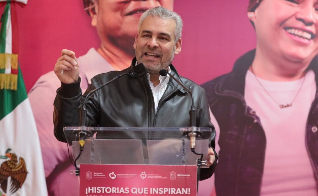 Al realizar la entrega de apoyos a beneficiarios, el gobernador informó que desde el inicio de su administración se determinó poner en marcha el Apoyo a Familias Cuidadoras de Niñas y Niños con Cáncer. Foto: Especial