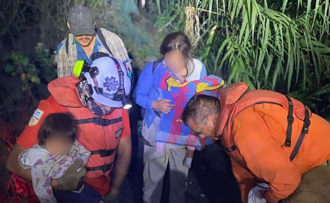 Elementos del Grupo Beta de Piedras Negras, del INM, rescataron a una familia de migrantes de Guatemala que llevaba tres días extraviada en la colindancia del río Bravo. Foto: Especial