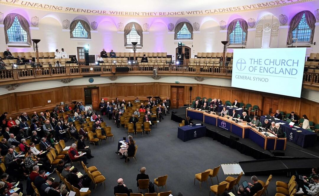 Miembros de la Iglesia de Inglaterra, reunidos en el Sínodo, en Londres. FOTO: AFP