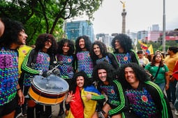 Afición colombiana arma fiesta en el Ángel de la Independencia antes del debut ante Uzbekistán