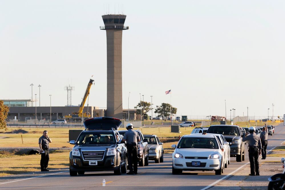 El tiroteo ocurrió precisamente en un estacionamiento del aeropuerto poco después del mediodía (AP)
