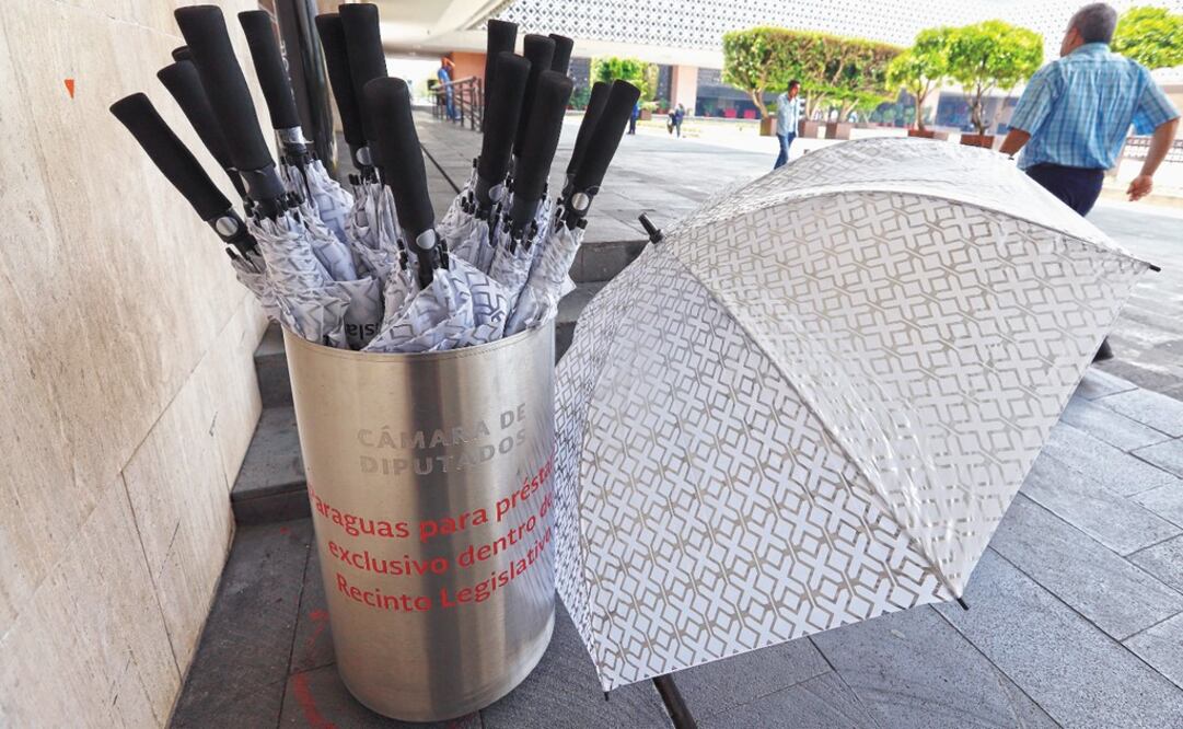 The umbrellas have been placed throughout the venue - Photo: Berenice Fregoso/EL UNIVERSAL