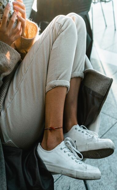 Errores que debes evitar al usar sneakers en tus outfits