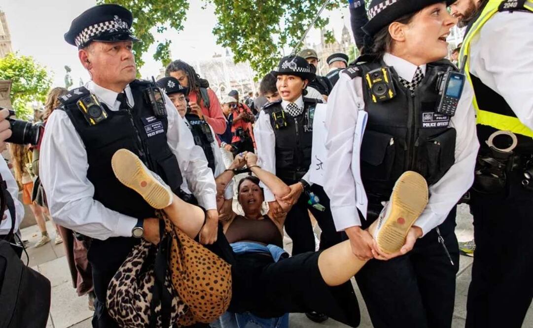 Agentes de policía detienen a simpatizantes de Palestine Action en Londres, Reino Unido. Foto: EFE
