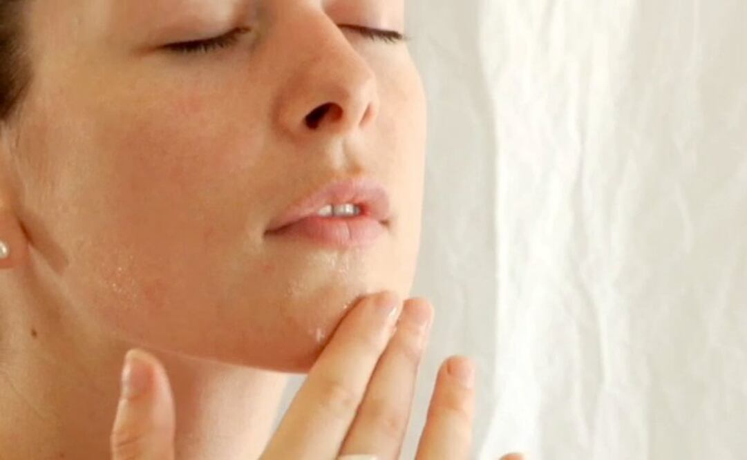 Durante un vuelo, usa sólo productos de limpieza facial . (Foto: Vook)